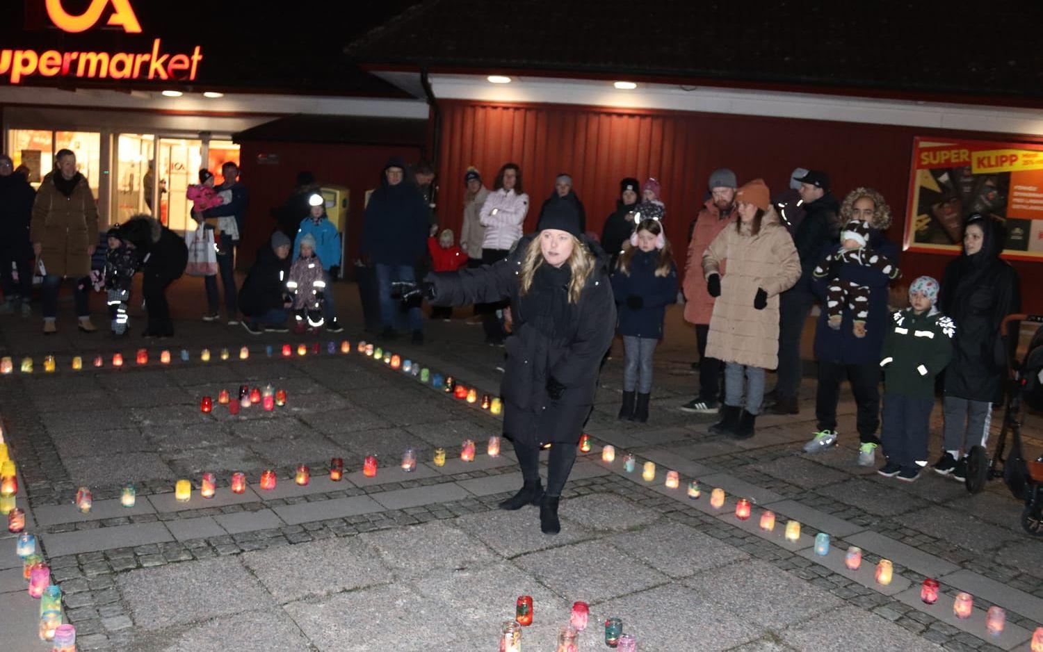 Susanne Gustafsson Nyckel presenterar ljusmanifestationen Tusen lyktor i Henån.