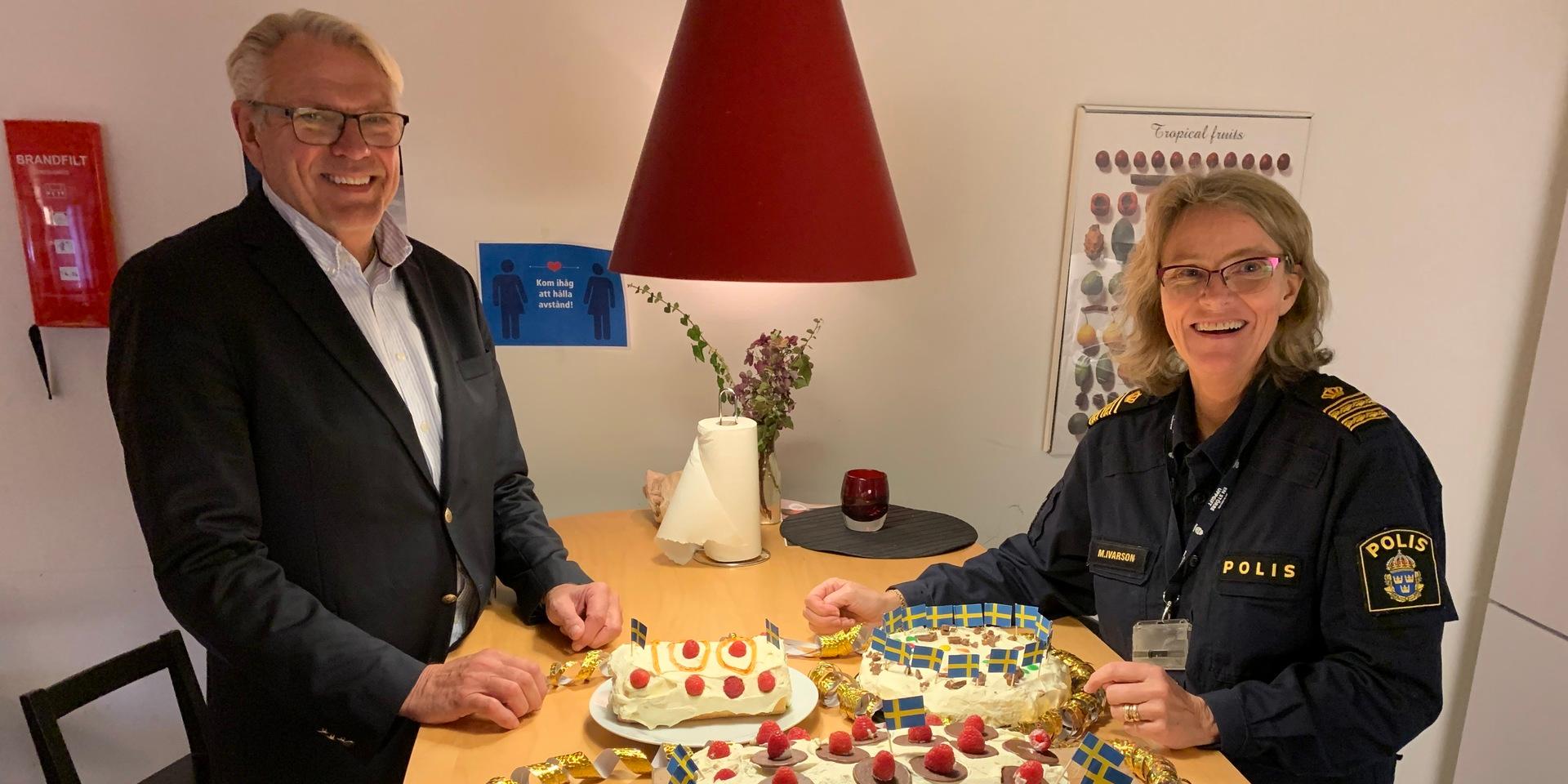 Carl Besslinger, kommunpolis och Margaretha Ivarson, chef stöd och service, firade med tårta.