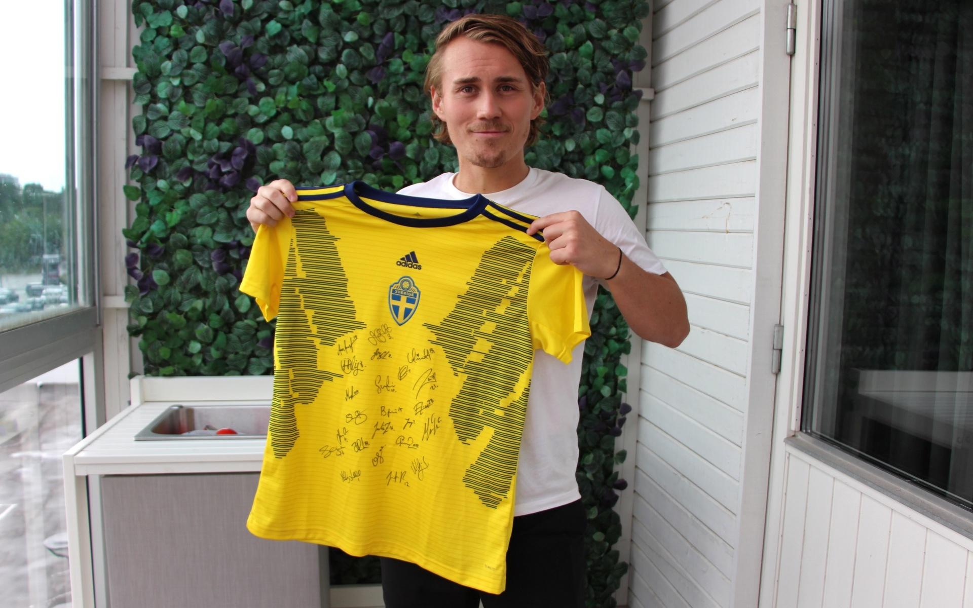 På uppdrag av Peter Gerhardsson fick Viktor Olsson spela för det svenska damlandslaget i fotboll. Som tack för den insatsen fick han bland annat en signerad landslagströja.