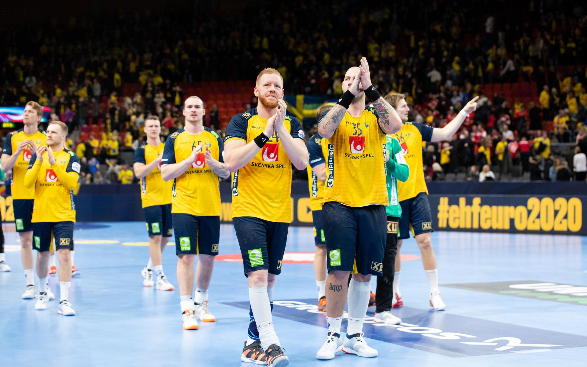 Det svenska herrlandslaget tackar publiken i Scandinavium i Göteborg efter match i EM mot Schweiz i januari 2020. Längst fram syns Jim Gottfridsson och Andreas Nilsson.
