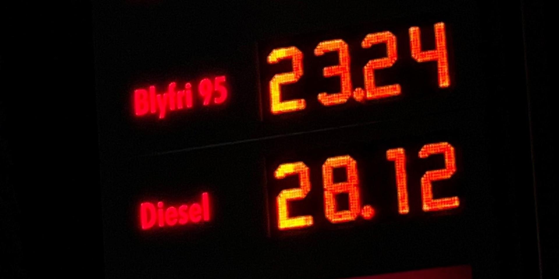 Så här såg priserna för bensin och diesel ut under förra veckan. Moderaterna skriver i ett debattinlägg att de vill sänka priset vid pump med cirka fem kronor per/liter.