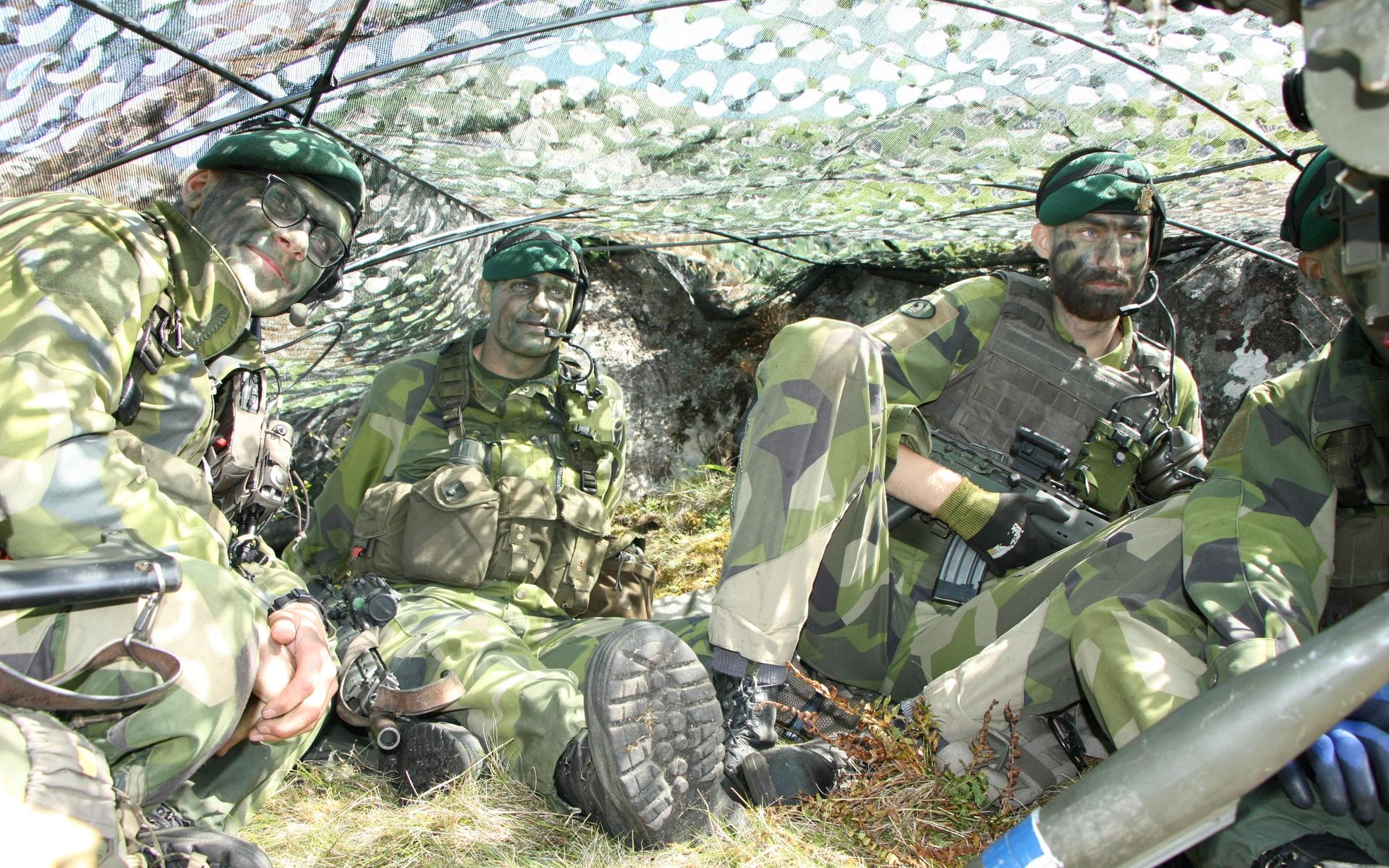 Soldaterna Nils Kuhna, Jonas Andersson, Axel Nehler och Jonathan Alkenhoff i belysningsgruppen turas om att söka efter mål. I skarpt läge ska de kunna ligga stilla under maskeringsnätet i flera dagar.