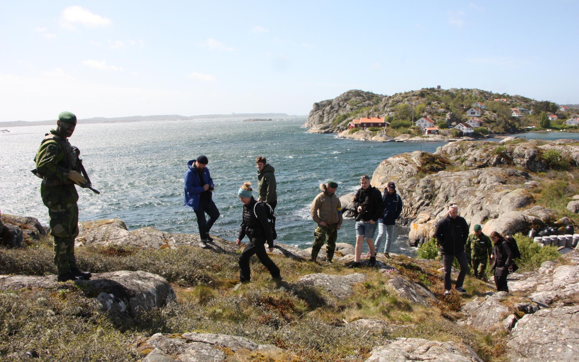 Försvaret visar upp sig och media får gå runt i terrängen på Krokholmen med utsikt mot Marstrandsfjorden.