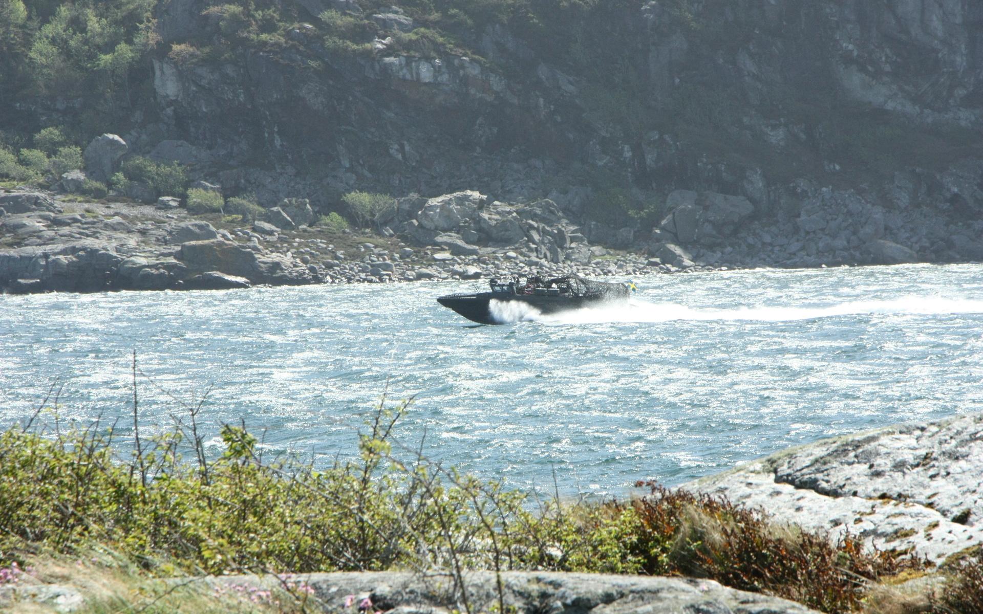 En stridsbåt 90 på väg mellan Krokholmen och Älgön. Den svenskutvecklade båten används numera både av USA och Ryssland. Nyligen sänktes ett par av dem i Svarta havet.