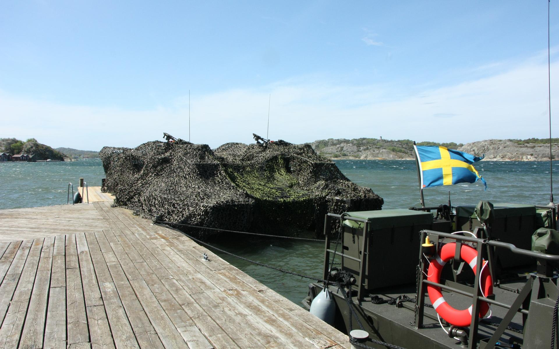 Kamoflerade stridsbåtar i Krokholmens hamn.