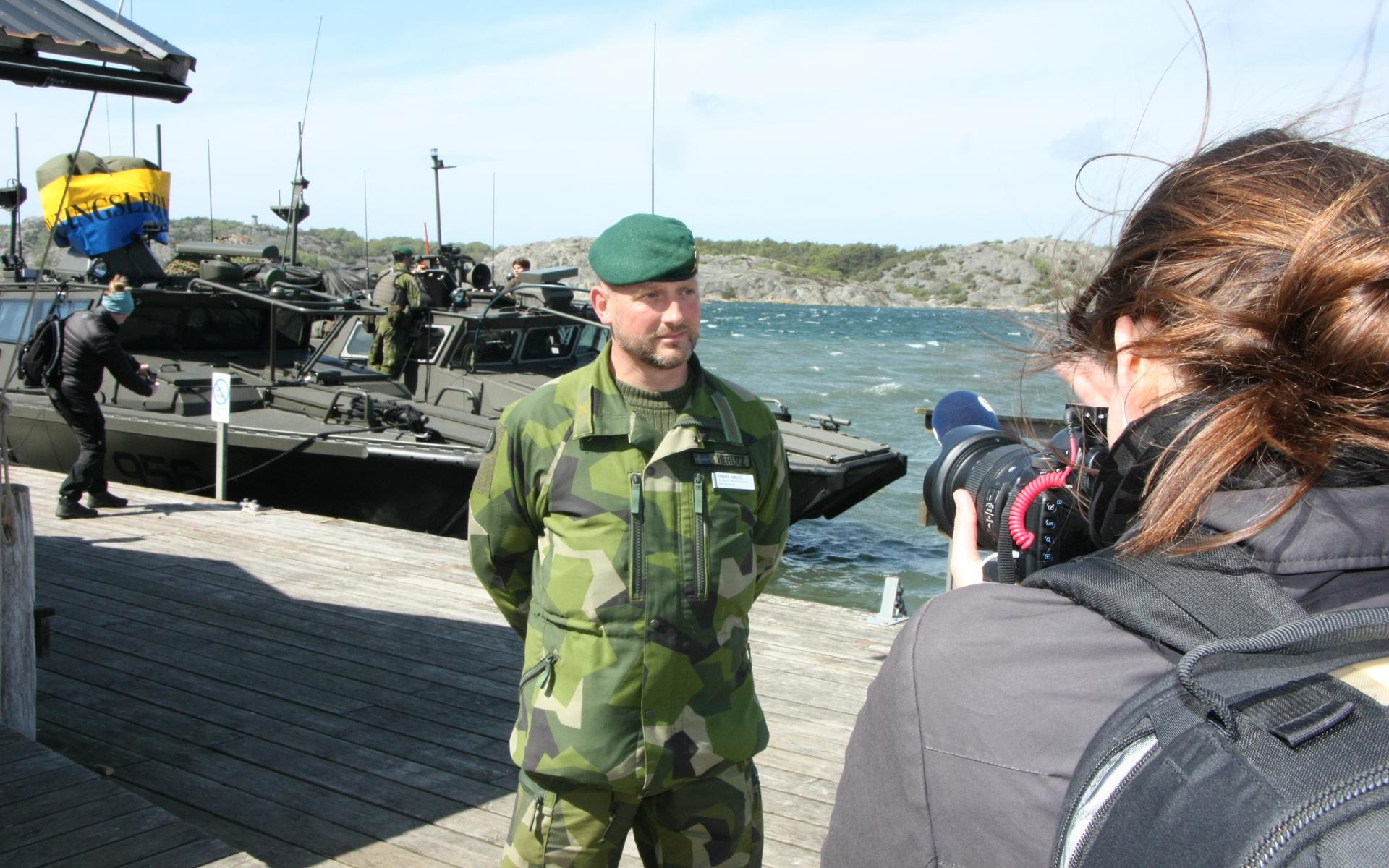 Regementschefen Fredrik Herlitz intervjuas av media på Krokholmen.