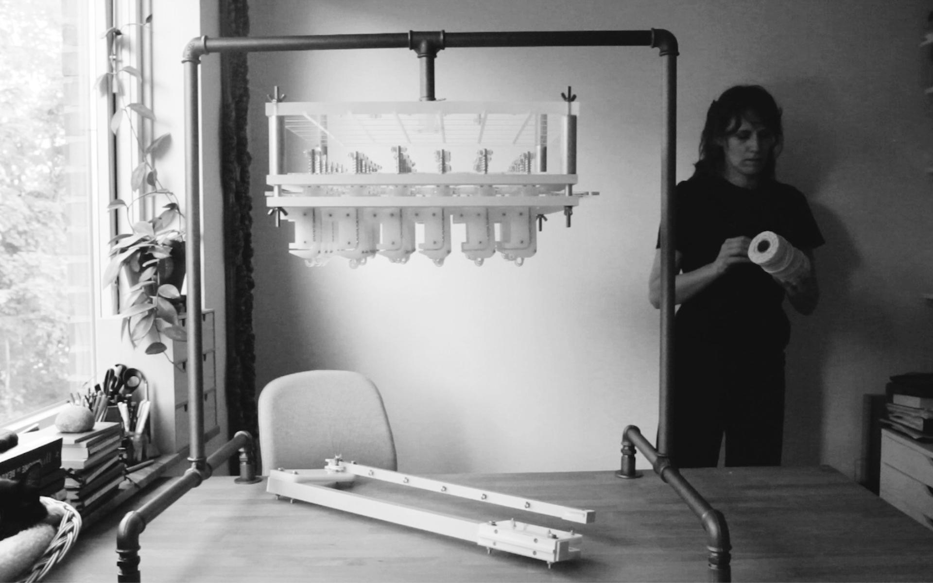 Mary kallar Louise Christiansson stickmaskinen som hon tagit fram, med den kan hon sticka tredimensionella verk. 
