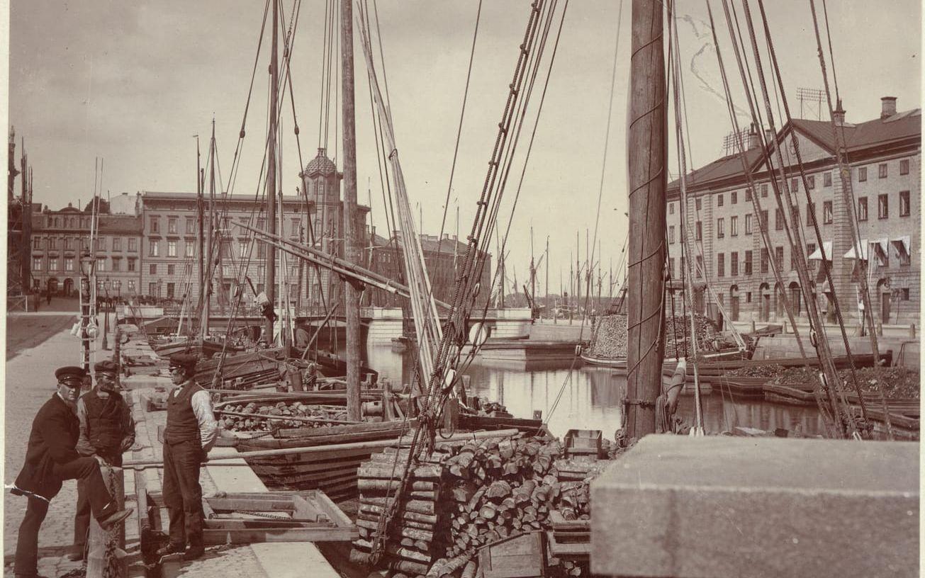 Vedskutorna ligger prydligt fullpackade i Stora Hamnkanalen i Göteborg denna dag – med påtaglig söndagsstämning – cirka år 1890.  Aron Jonason tog bilden. 