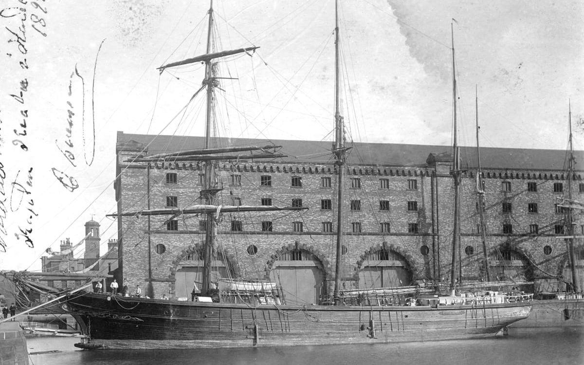 Fartyget ”Nordensköld av Halmstad” i Halmstad år 1899. Kaptenens namn var, enligt noteringen i Hallands konstmuseums arkiv, ”C Svensson”. 
