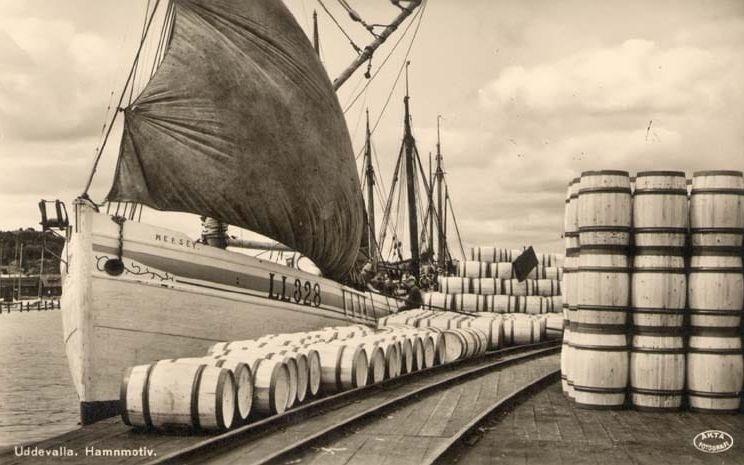 Fiskebåten ”Mercy” lastar silltunnor i Uddevalla i början av 1930-talet. Tunnorna är tillverkade på Uddevalla tunnfabrik som hade startat år 1889, det vill säga under sillfiskets storhetstid. Fabriken stängdes år 1935. 