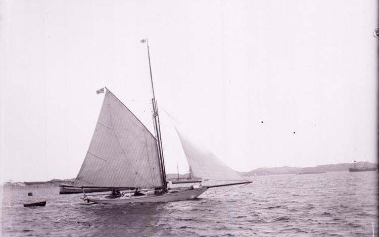 Hugo Hallgren stod på Lyckes brygga i Lysekil och fotograferade segelbåten ”Commodore” den 11 augusti 1901. 