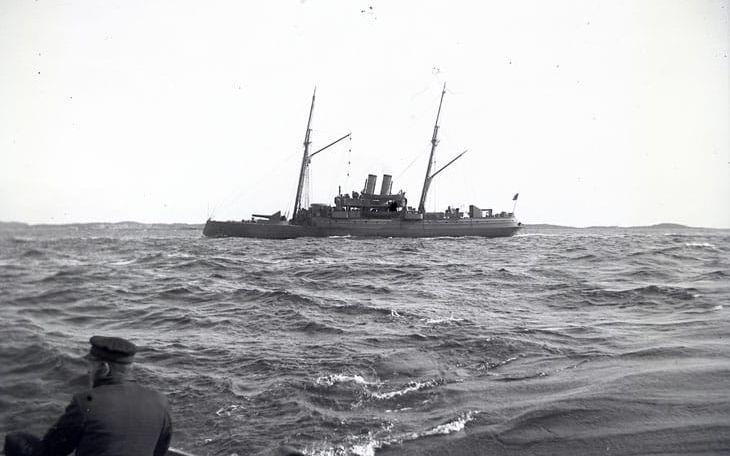 Kanonbåt till havs. Viss osäkerhet råder om fotografiet. Det skulle kunna vara kanonbåten ”Skagull”. Tidpunkten är 1890-talet. Bilden togs av Ragnar Berger, född i Marstrand 1864, och sedermera bankdirektör. 