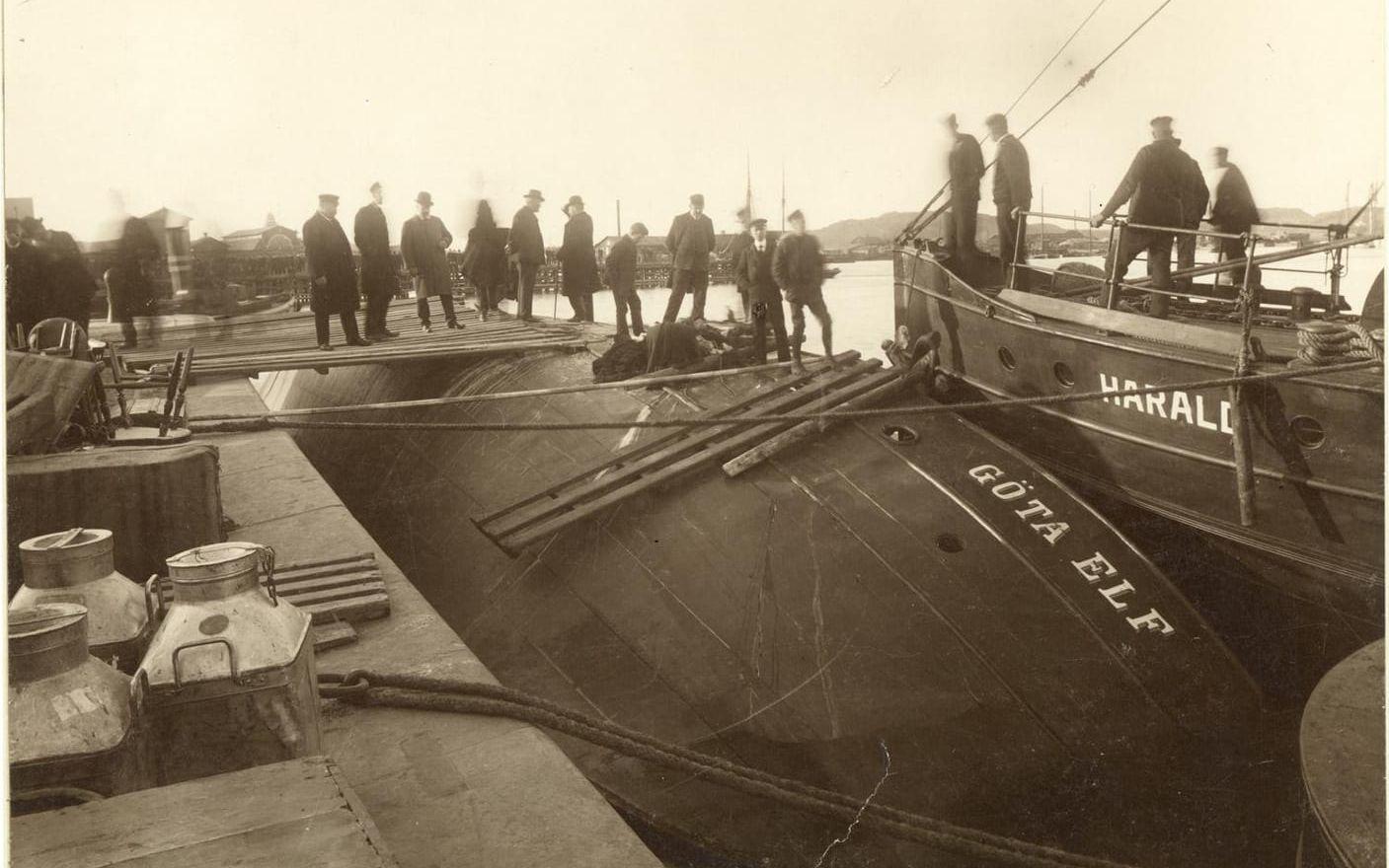 Den 15 april 1908 fick ångfartyget ”Göta Elf” förskjutning i lasten medan hon låg förtöjd och kantrade vid Lilla Bommens kaj i Göteborg omedelbart efter avfärd.  Aktersalongen var full med folk, mest lantbrukarkvinnor som varit i Göteborg för att sälja gårdens produkter. Fartygets destination var Lilla Edet. 26 personer omkom. Kapten Isak Mauritz Simonsson räddades från att drunkna och dömdes till ett kortare fängelsestraff. 