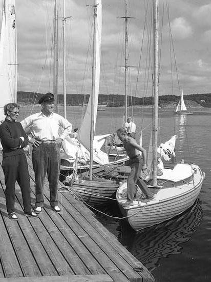 Ett vackert stycke västsvensk båthistoria fastnade på samma bild när Bohusläningens fotograf Arne Andersson skulle fånga segelklubben Ägirs regatta utanför Uddevalla den 19 augusti 1957. Närmast syns en folkbåt och i bakgrunden anas två Långedragsjullar. 