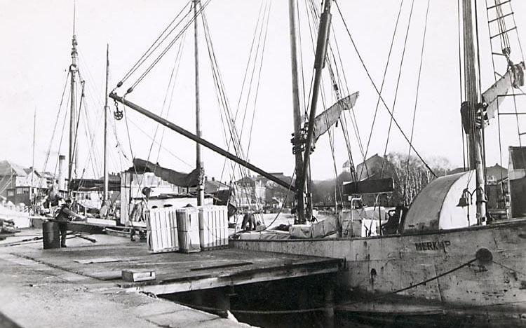 Lastning av ”Merkur” i Uddevalla. Bilden är tagen senast 1950. 