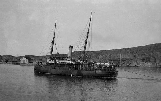 Motorfartyget ”Svensksund” vid inloppet till Marstrand cirka 1910. 