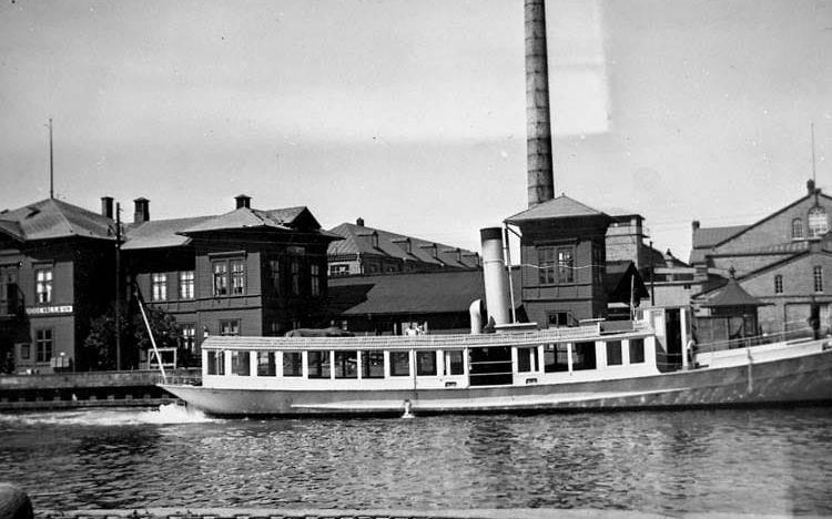 Ångbåten ”Sunningen” vid Skeppsbron i Uddevalla 1936. 