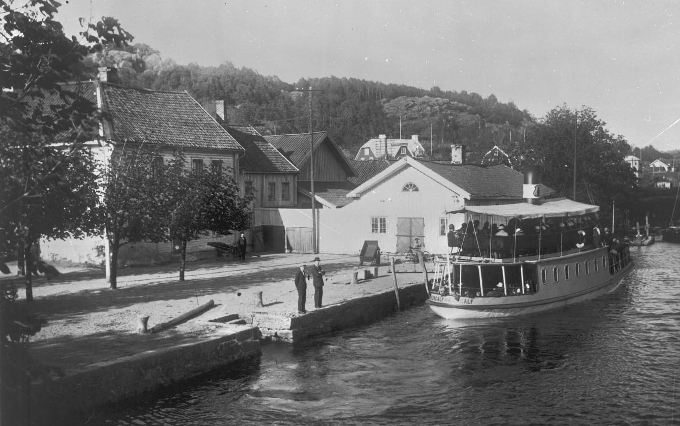 Det är den 31 maj 1922 och skärgårdsbåten ”Kungelf” tycks just ha lämnat kajen i Kungälv. Mängden av vita mössor under solskyddet på övre däck ger en antydan om att evenemanget är en båtresa för studenter. 