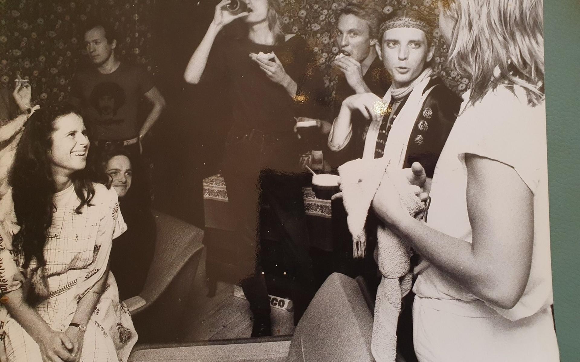 Sonja, längst till vänster i bild, har genom åren samarbetat med flera svenska stora artister och turnerade på 80-talet bland annat som körsångare bakom Raj Montana Band.