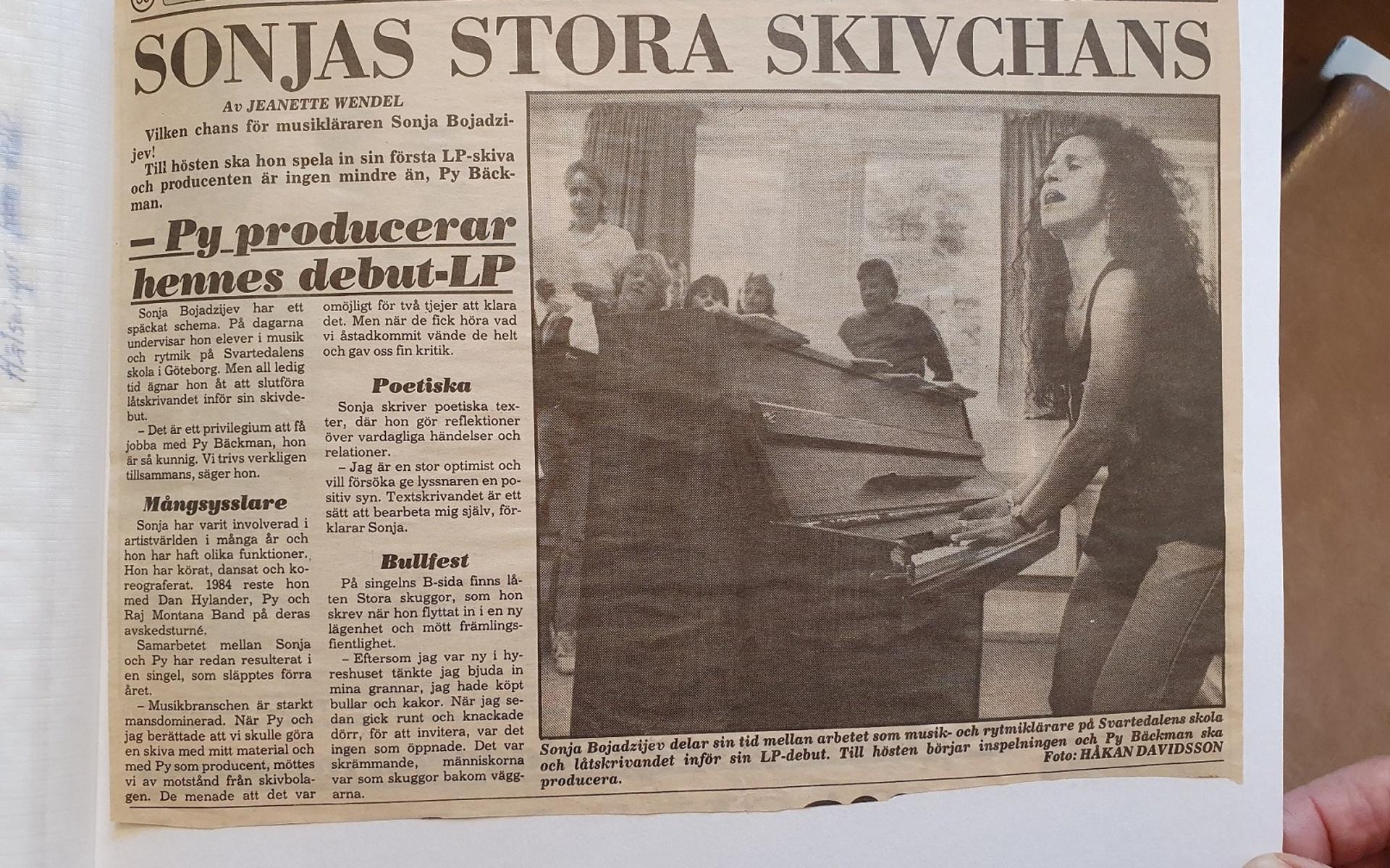 Sonja fick 1987 hjälp av Py Bäckman att producera sin första egna singel, ”Flundror om vintern”. Tanken var sedan att denna skulle ingå på en kommande LP, som dock aldrig blev verklighet av olika anledningar.