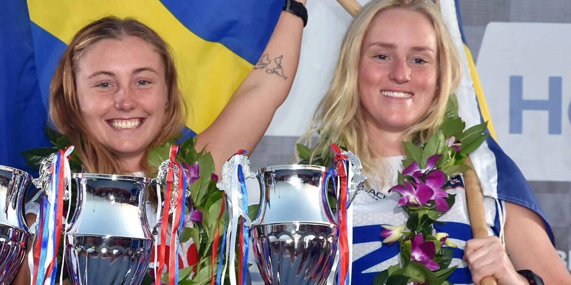 Emma-Nellie Örtendahl och Sofia Borgström från Orust JK är två av Sveriges hopp på damsidan i klassen Ski Ladies när VM i jetski kommande helg inleds i Olbia på Sardinien. Här ses de på pallplatsen i samband med en VM-deltävling hösten 2019  vilket var det senaste året som ett komplett världsmästerskap kunde genomföras.