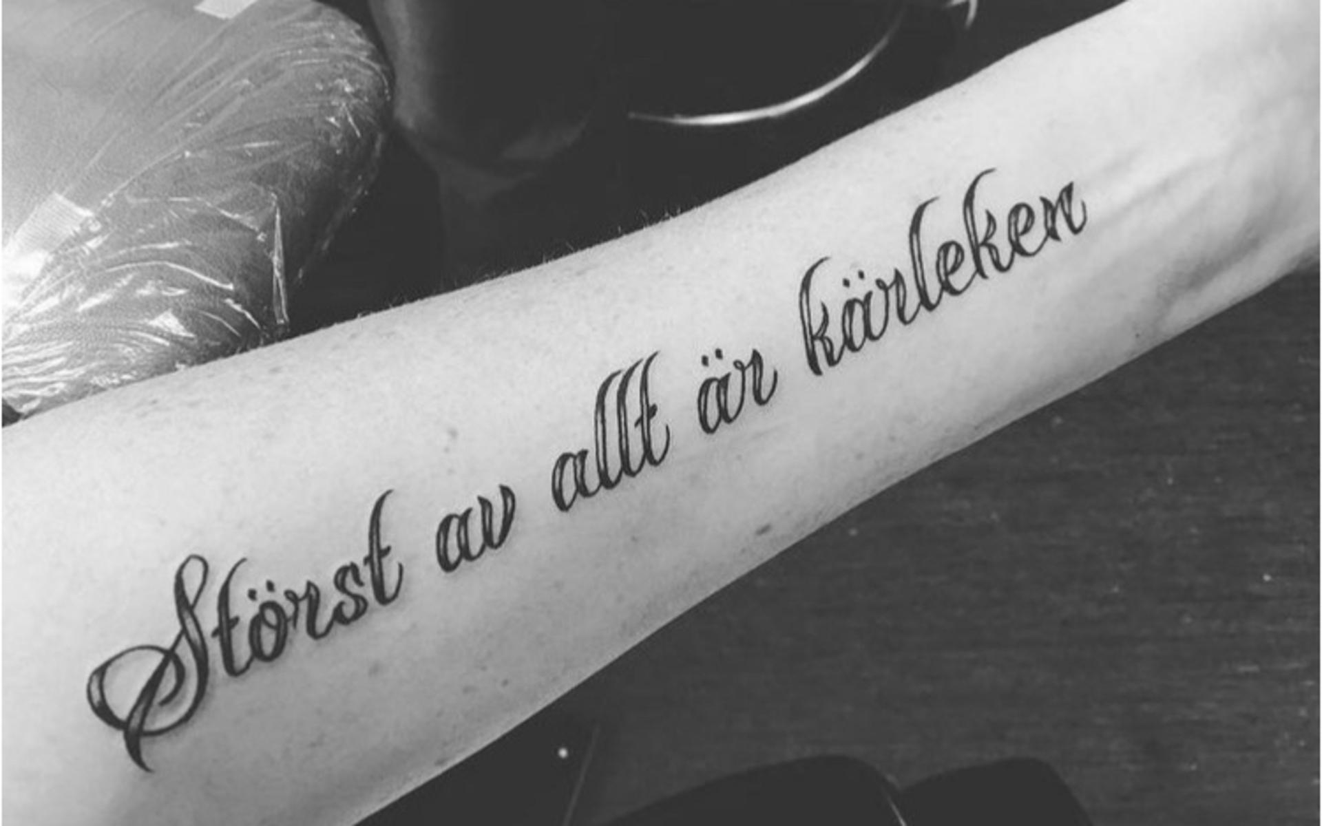 Lotta Karlsson: ”Min tatuering är en hyllning till min pappa. När han levde sa han alltid: Störst av allt är kärleken! Han dog i tjocktarmscancer 65 år gammal.”