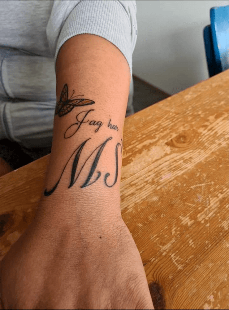 Eva Mjöberg: ”En av mina tatueringar som betyder mycket för mig. Motivet är vår symbol, vi som har MS och texten är gjord med tanke på om det händer mig något så tex räddningstjänst ser det om de behöver klippa upp mina kläder.”