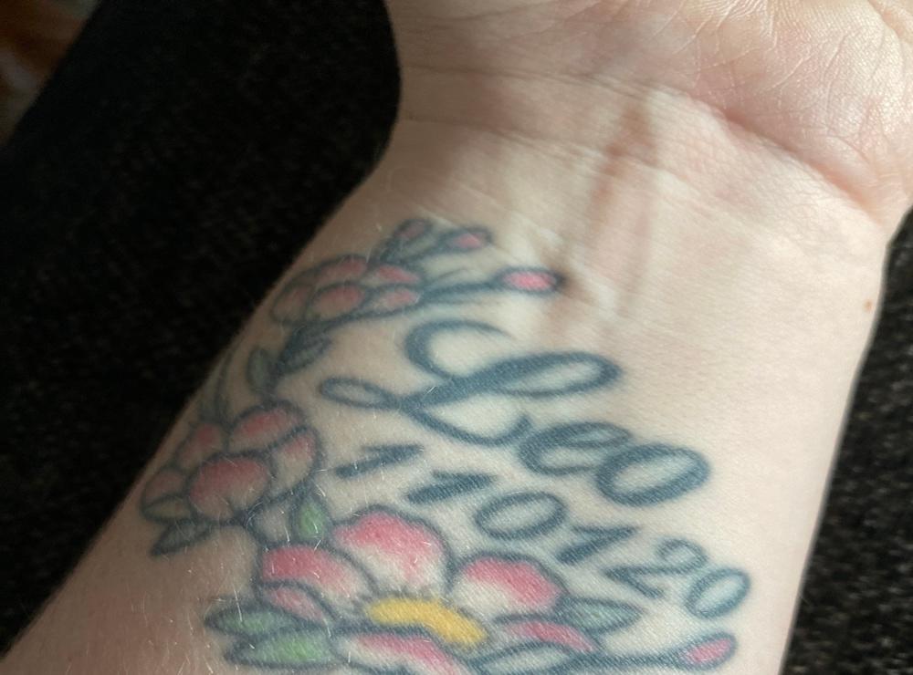 Sofia Strandberg: ”Jag valde att göra en tatuering på min första sons namn och datum, gjorde den i februari samma år, så snart är den 11 år gammal. Själva motivet runt med blommor är bara för de är fint.”
