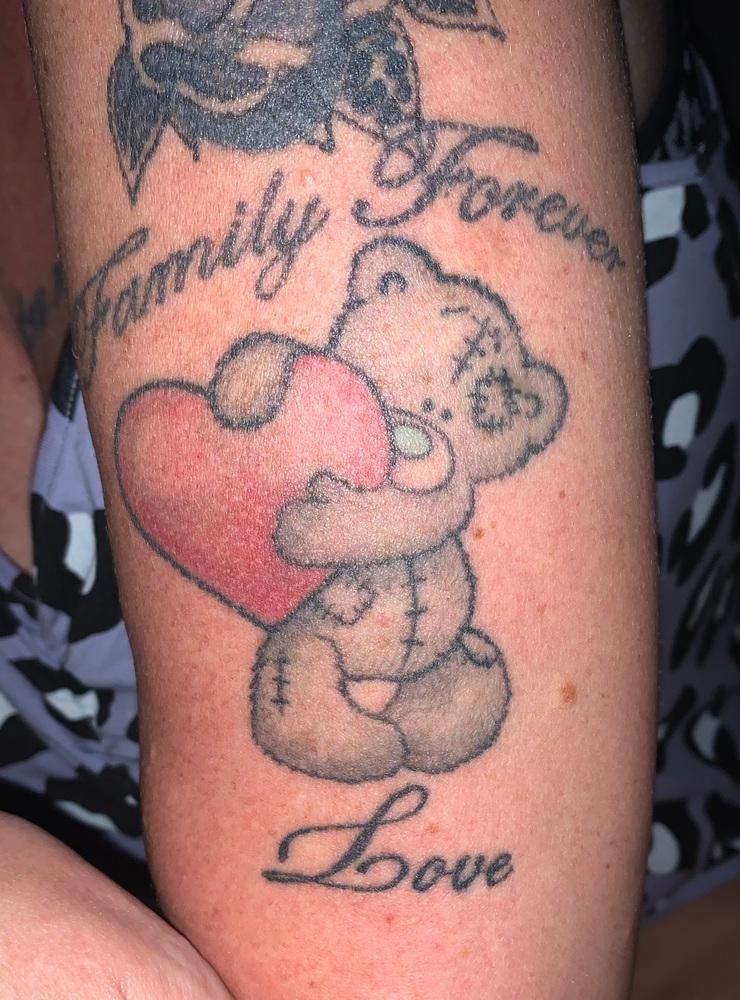 Monica Ryen: ”Min tatuering är av en ”Miranda-nalle” som har en oerhört stor betydelse för mej, då min dotter tyvärr, som heter Miranda drabbades av cancer 2017. Så för mej är har detta också en oerhört stor betydelse såklart, men hon är tack gode gud en ”survivor” av denna hemska sjukdom. Så nästa år 2022, så har det gått 5 år och hon blir friskförklarad och då hade det varit en ära och få fira detta med en ytterligare tatuering med en survivor-tatuering.