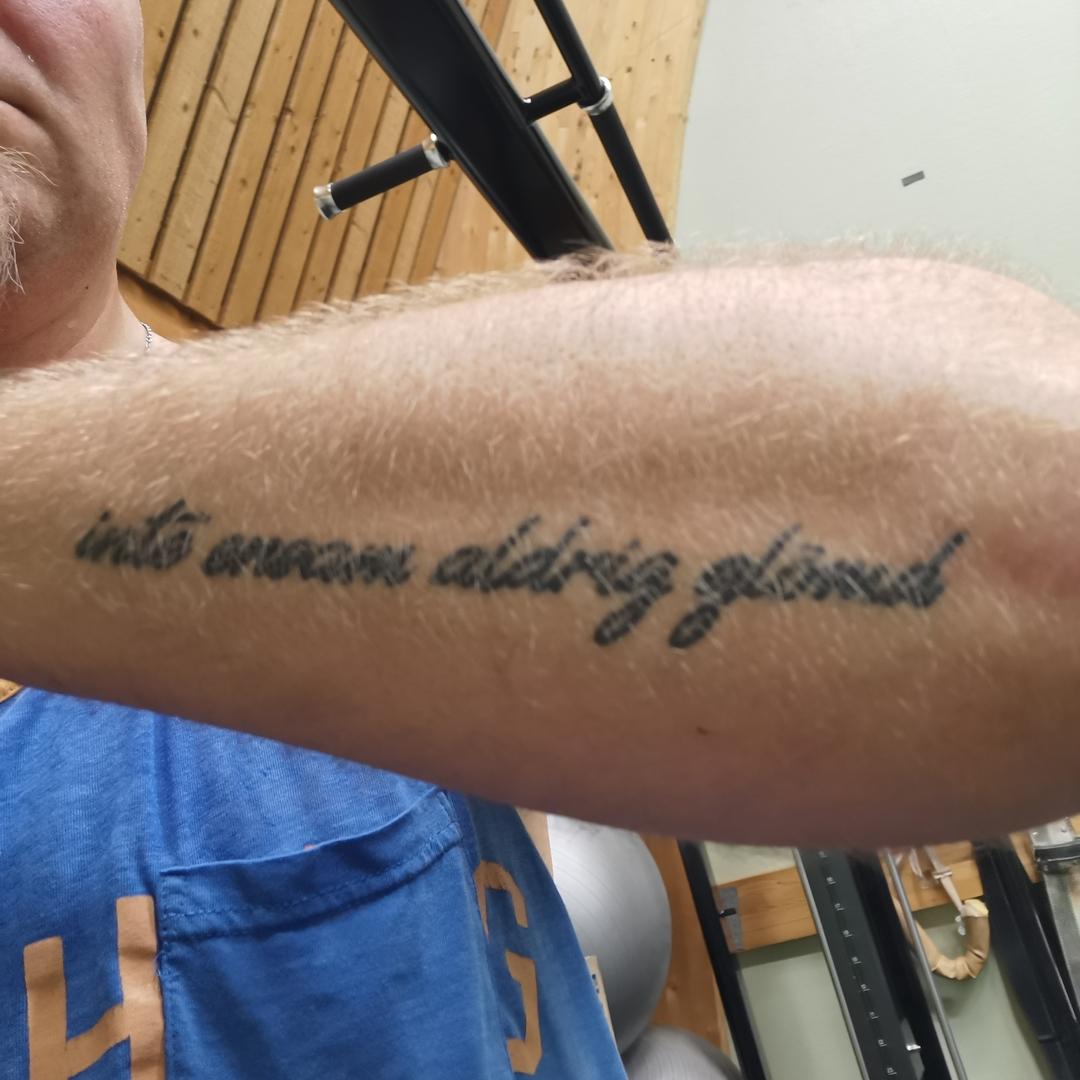 Reinhold Andersson: ”Denna tatuering gjorde jag för ett gäng år sedan! Dels för att syftet va att hjälpa till att få ut budskapet som Erik Grönberg kämpar så med! Och dels gjorde jag den för att påminna mig själv om att inte låta mina barn gå igenom en liknande uppväxt.”
