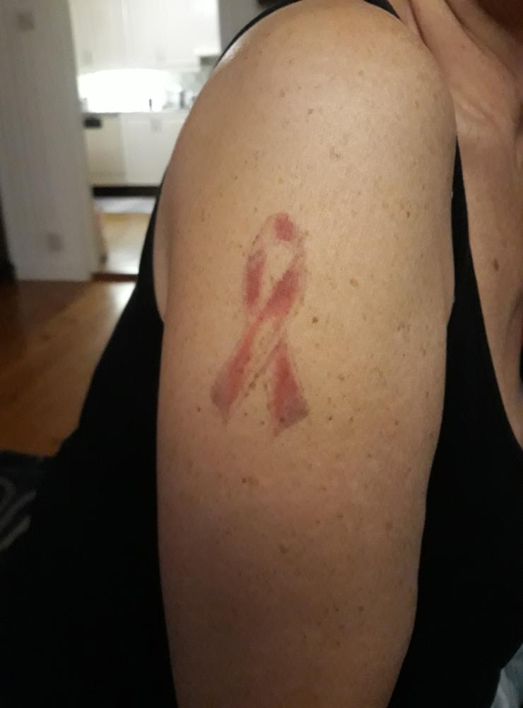 Katinka Bjuvefors: ”Fick tatueringen av min man när jag hade avslutat strålningen av bröstcancern. Det är mycket känslor med den.”