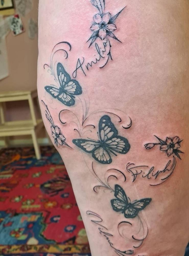 Johanna Torstenborg: ”Har 3 st tatueringar som jag älskar. 2 av dem står för personer jag älskar mest och som betyder allt för mig. De som får mig att vilja gå upp varje morgon och som får mig att känna mig hel. Den jag har på låret är med 3 st fjärilar som symboliserar mina 3 barn, deras namn har jag tatuerat in vid sidan av varje fjäril. Att jag valde fjärilar är för att dem är fria att ta sig vart dem vill och är otroligt vackra. Den jag har på smalbenet är en äppelblomma med min älskade makes namn så jag alltid bär med mig honom. Har en på armen med en gammal nyckel, älskar gamla nycklar. Min man har tatuerat in hänglåset som min nyckel går till.”