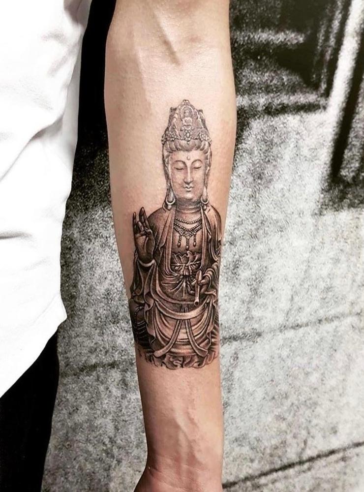 Anders Olander: ”Storyn bakom min tatuering på buddha är att jag har asiatiskt påbrå och mina föräldrar är buddhister. Min mor levde bl.a som en nunna i Thailand under hennes tonår. Så jag har genom mitt liv följt med till tempel och levt inom buddhismens regler. Jag tror på karma och att godhet skall rensa bort grymheterna i världen.”