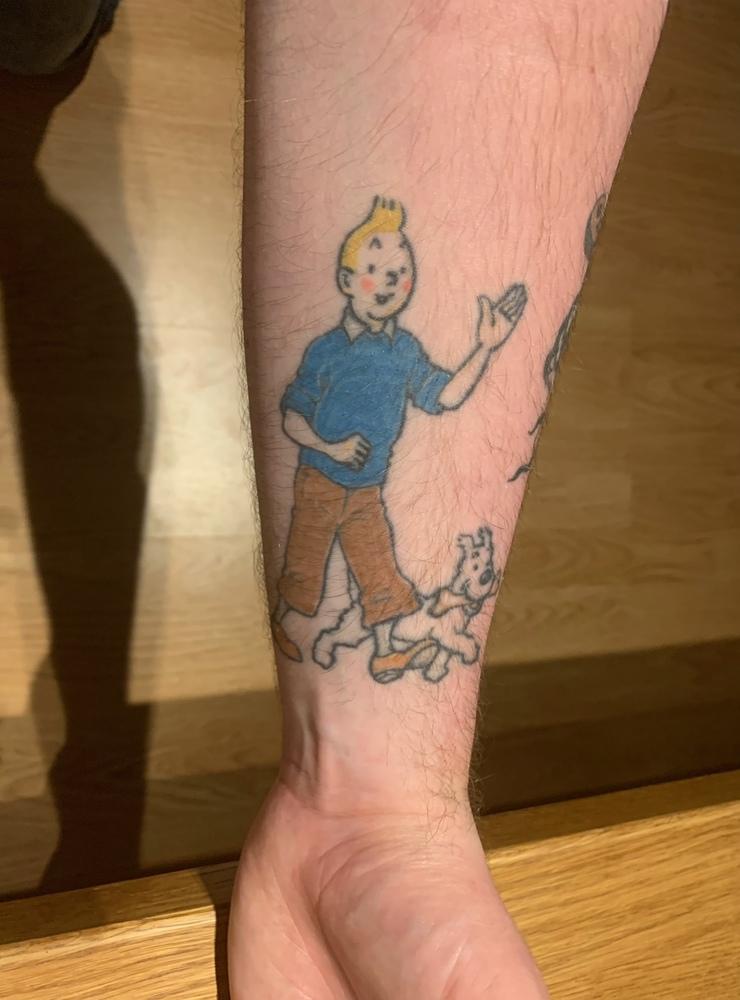 Sebastian Arvidsson: ”Min Tintin gadd je skaffa för nårra år sen på vänstra förarmen hos Adam Holmquist på Stenungsund Tattoo and Art. Riktit nöjd å glad me den å får ofta komplimanger för den. Tintin representerar äventyr men också saker som vänskap, hjältemod å tolerans å många andra grejer som je tror de flesta skulle kunna ha lärdom av nu här i världen. När je känner mej nere brukar je titta ner på Tintin å Milou å de hjälper allti att se dem le å hälsa på en gång på gång.”