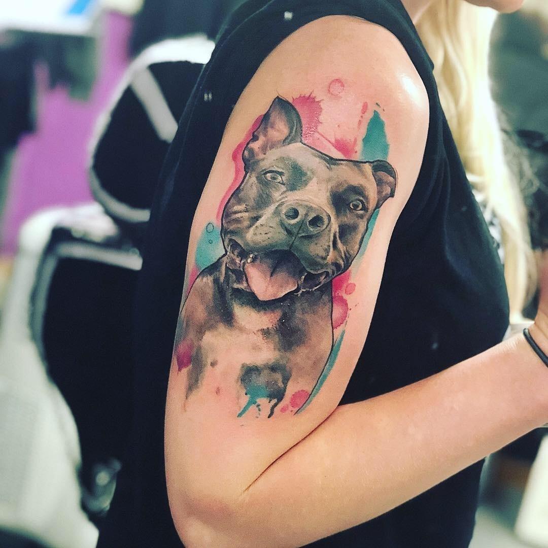 Julia Dyberg: ”Ingen dag med min älskade hund Nova är den andra lik, förutom den viftande svansen och den villkorslösa kärleken hos ger mig. Jag vill bära med mig henne hela livet, därför valde jag att göra en tatuering av henne.”