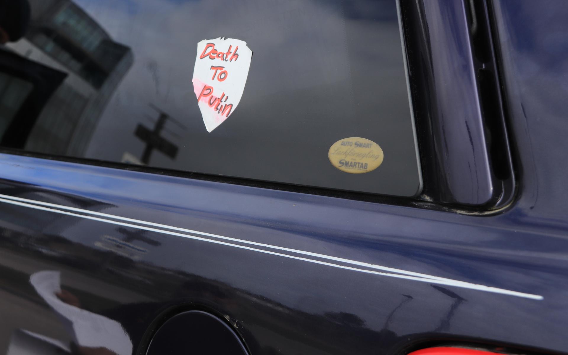 Små dekaler på bilen gör ingen hemlighet av välgörarens tankar om president Putin.