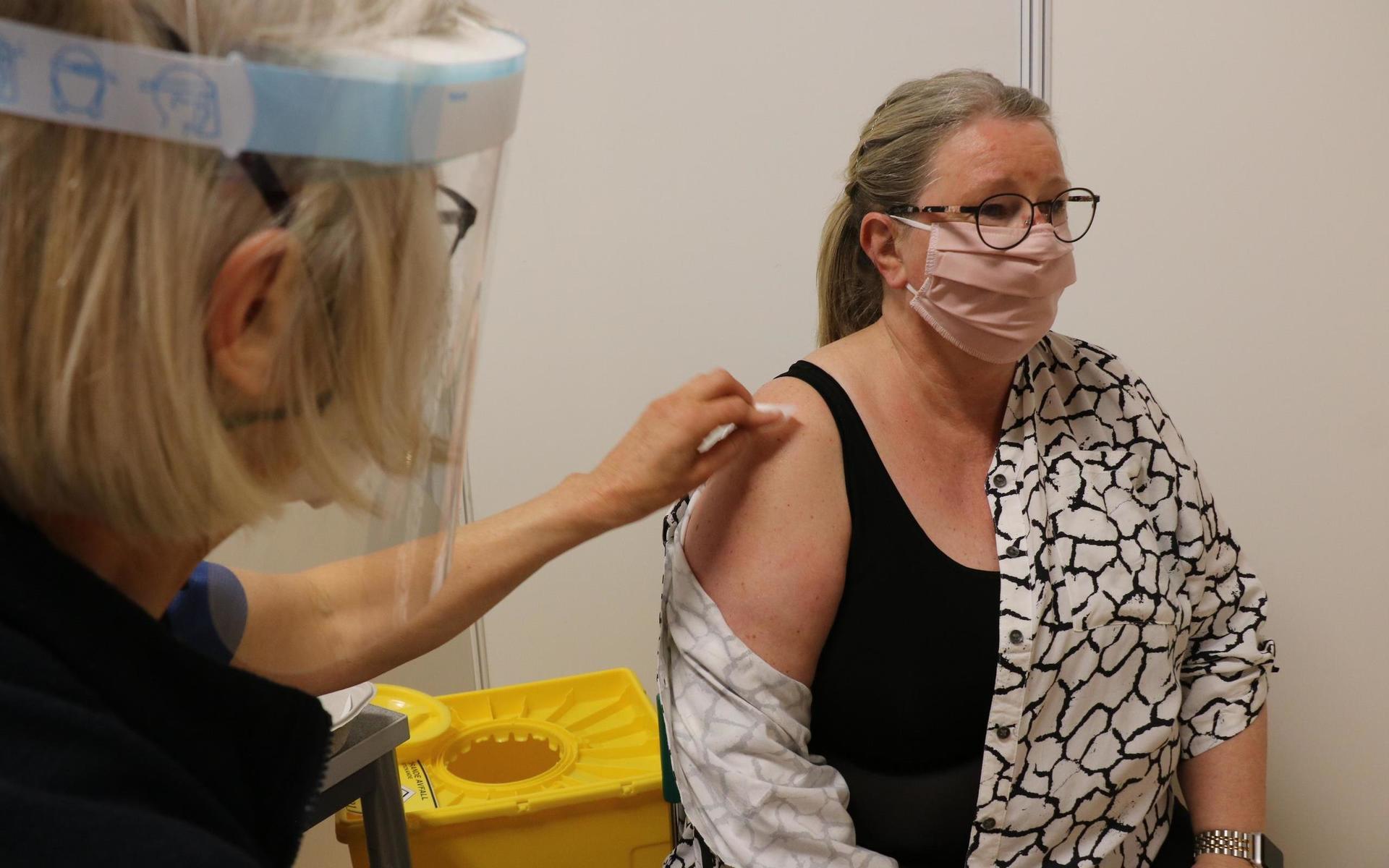 Liselotte Drottz är en av de  erfarna distriktssköterskor som vaccinerar för Capio, Annelie Bengtsson kände knapp av sticket hon fick i armen. 