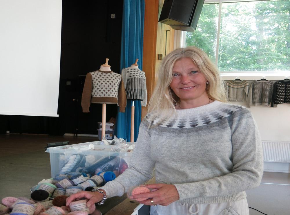 Pernille Silfverberg från Strömstad har över 200 angorakaniner hemma, som ger fin ull till stickning.