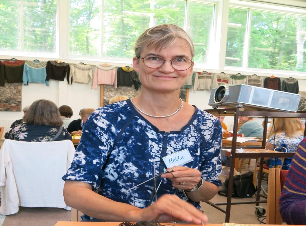 Mette Nørregaard Christensen från Danmark stickar en vacker handledsvärmare med bohuslänskt mönster.