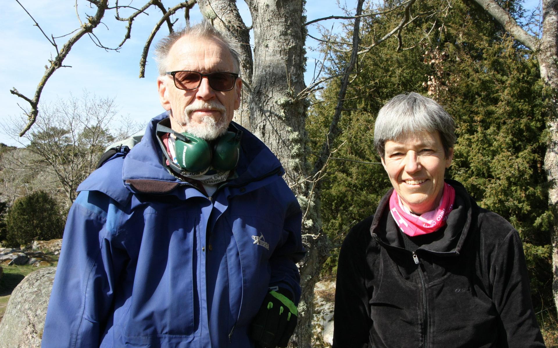 Åke och Karin Fröjd har varit passiva medlemmar i många år och var i lördags med och röjde för första gången. – Detta var behagligt, rena picknicken, tycker Åke.