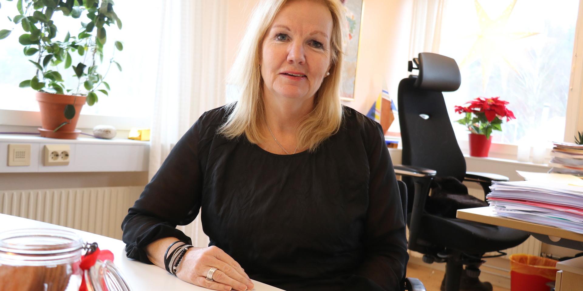 Catharina Bråkenhielm (S), kommunstyrelsens ordförande på Orust säger sig vara djupt besviken över den uppkomna politiska röran på riksplanet, men tror ändå på att Sverige snart får se Sveriges första kvinnliga statsminister ta över taktpinnen.