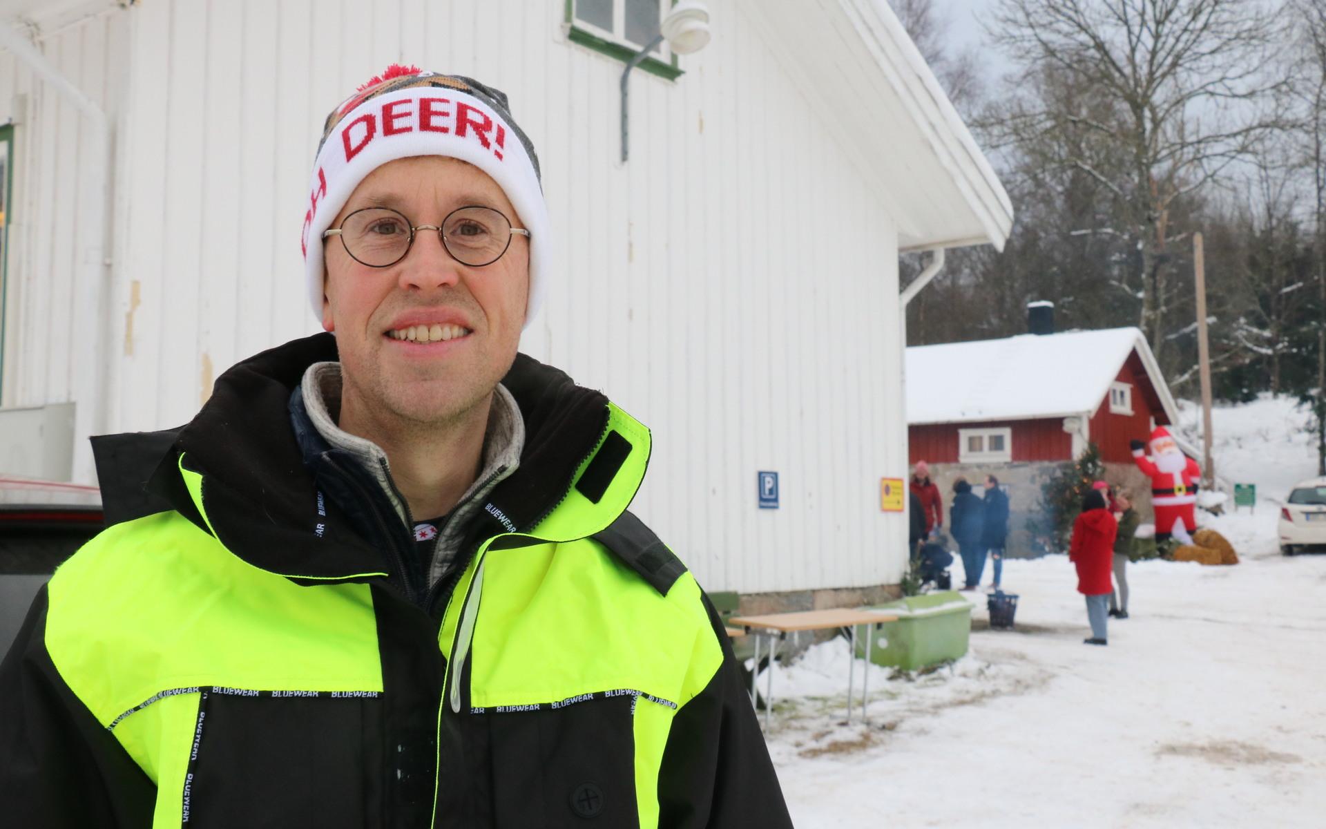 Daniel Petersson är ordförande för Allmagsgården, han är nöjd med att så många besökare hittade till den första julmarknaden som föreingen arrangerat. 