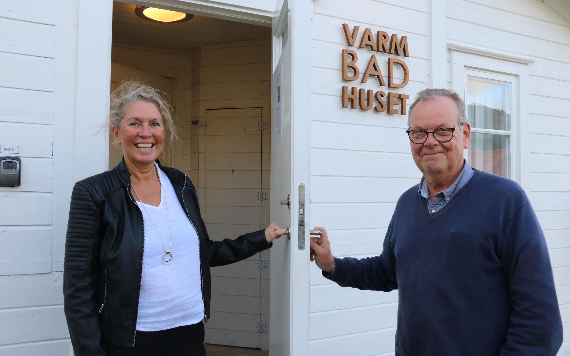 Eva Ossiansson, ordförande i Föreningen Nösund samt föreningen vice ordförande Magnus Johansson,  vid varmbadhuset där detregelbundet ordnas fredagsbastukvällar. 