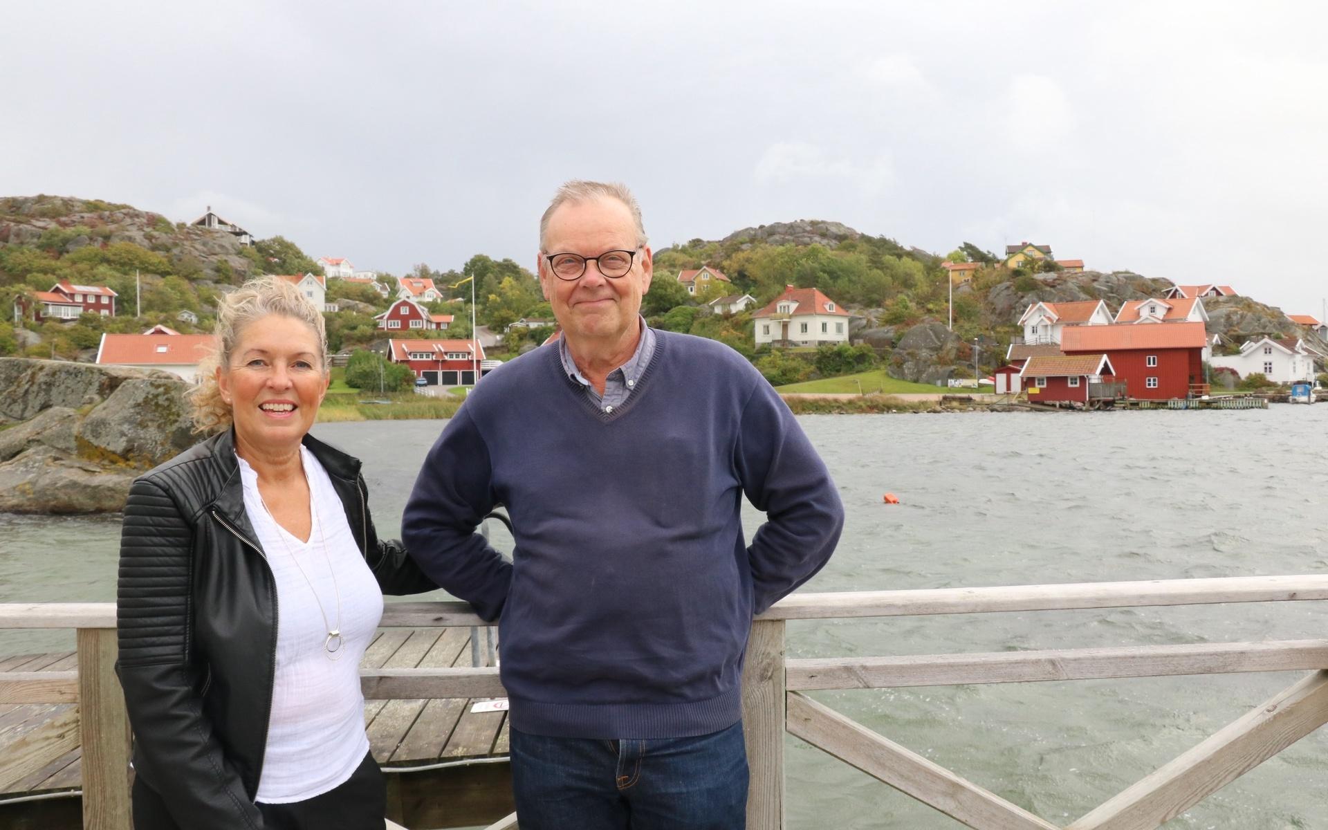 Eva Ossiansson och Magnus Johansson är båda engagerade i Föreningen Nösund. I bakgrunden syns föreningens byggnad Magasinet. 