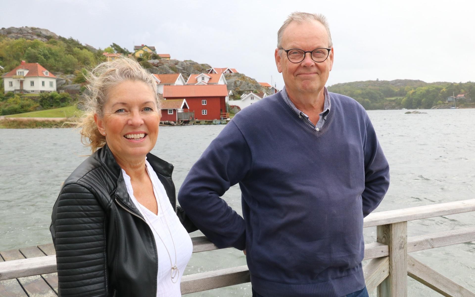 Eva Ossiansson och Magnus Johansson är båda engagerade i Föreningen Nösund. I bakgrunden syns föreningens byggnad Magasinet. 