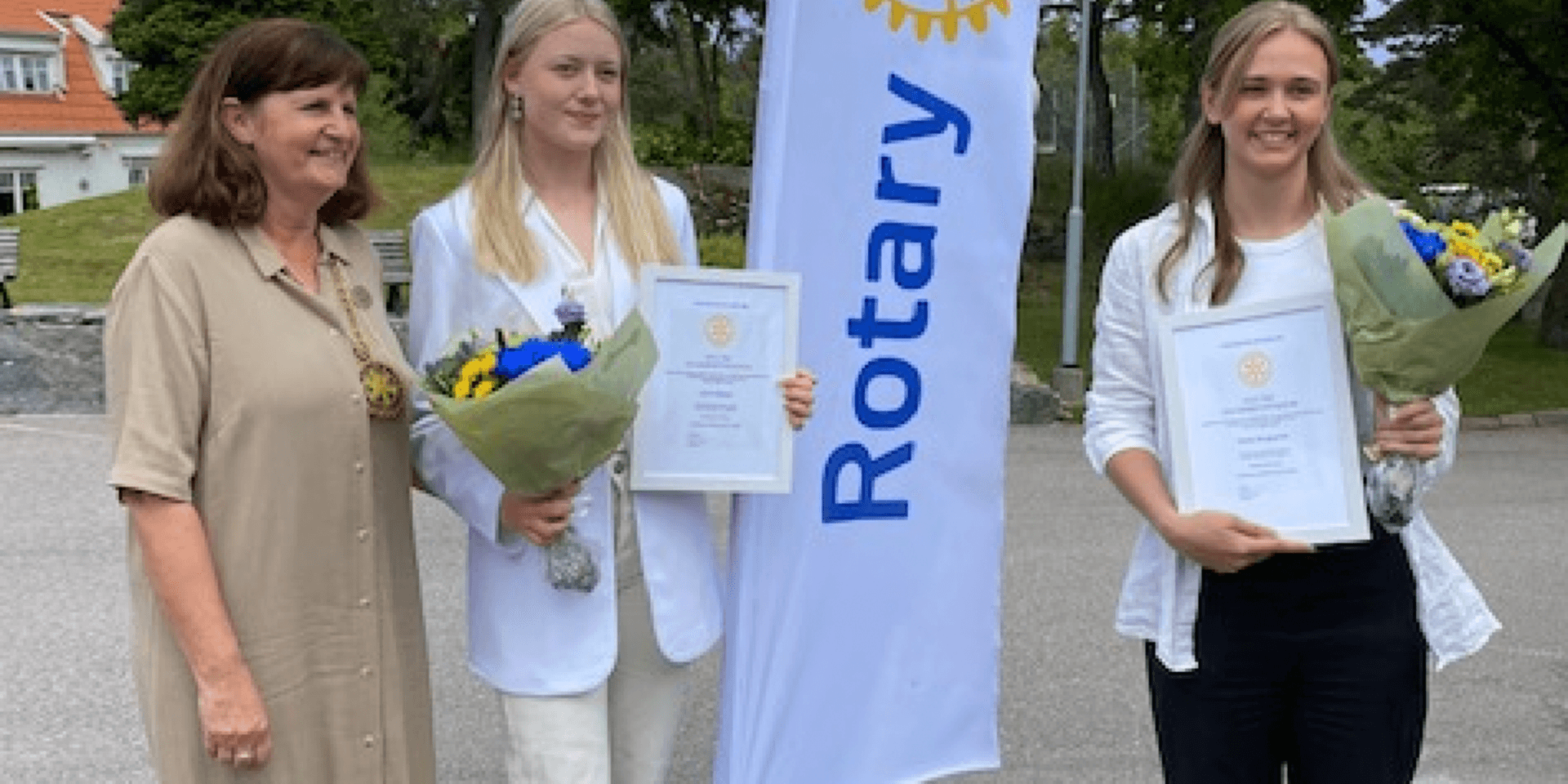 Rotary Stenungsunds president Katarina Nielsen tillsammans med Alice Nilsson och Malin Bergström under stipendieutdelningen på Stenungsbaden.