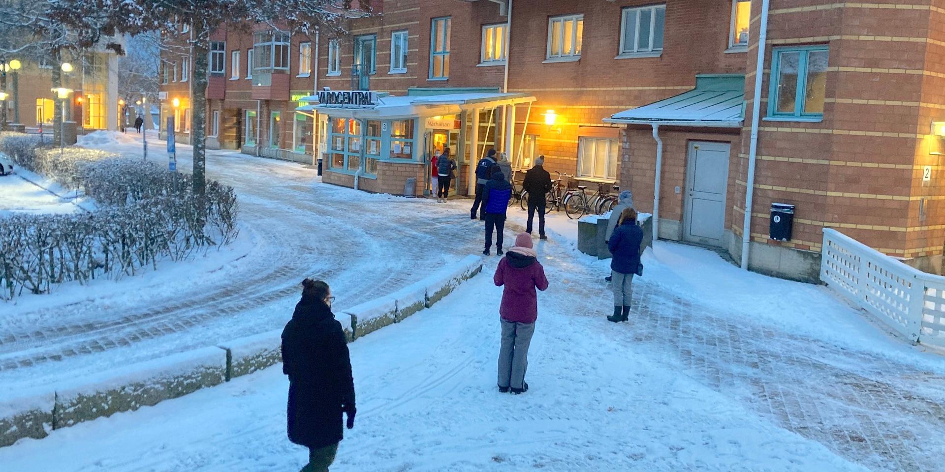 Torsdagens covidtestkö ringlade lång utanför vårdcentralen i Stenungsund. Folkhälsomyndighetens Sara Byfors upprepade under dagens pressträff också vikten av att testa sig, samt stanna hemma vid symptom på sjukdom.