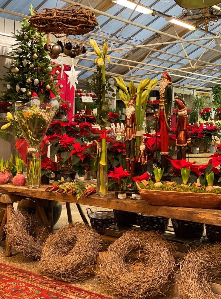 Det blir en traditionell julmarknad med julbord, pepparkakor, granar, blommor, hantverk, konst, och ljuvliga dofter och smaker av julen, och många smaker från Orust. 
