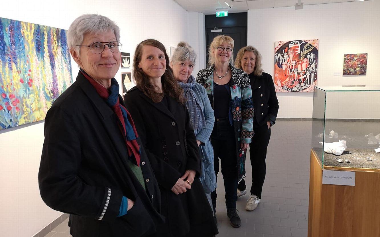 Greta Sandahl, Heike Ahrends, Sara Hansson, Marie Kristiansson och Yvonne Karlsson är fem av de tio Tjörn-konstnärer som tagit chansen att ställa ut på Nordiska akvarellmuseet under påsken. FOTO: Gunnar Fägerlind