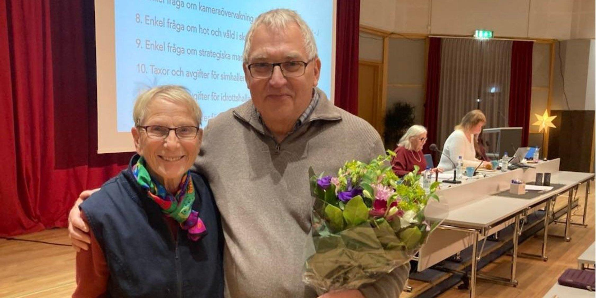 Irene Nilsson och Daniel Lindgren är sekreterare respektive ordförande i Stenunge Boulesällskap. Under torsdagskvällen fick de i samband med kommunfullmäktiges sammanträde ta emot priset som Årets förening 2021.
